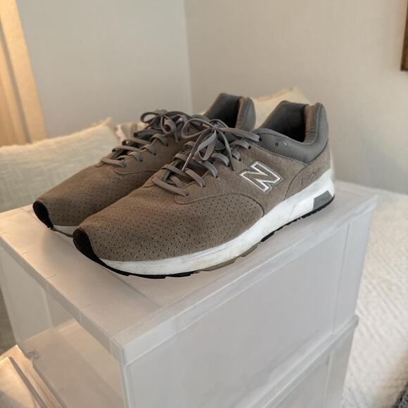 New balance sneakers worn maybe - Picture 1 of 1